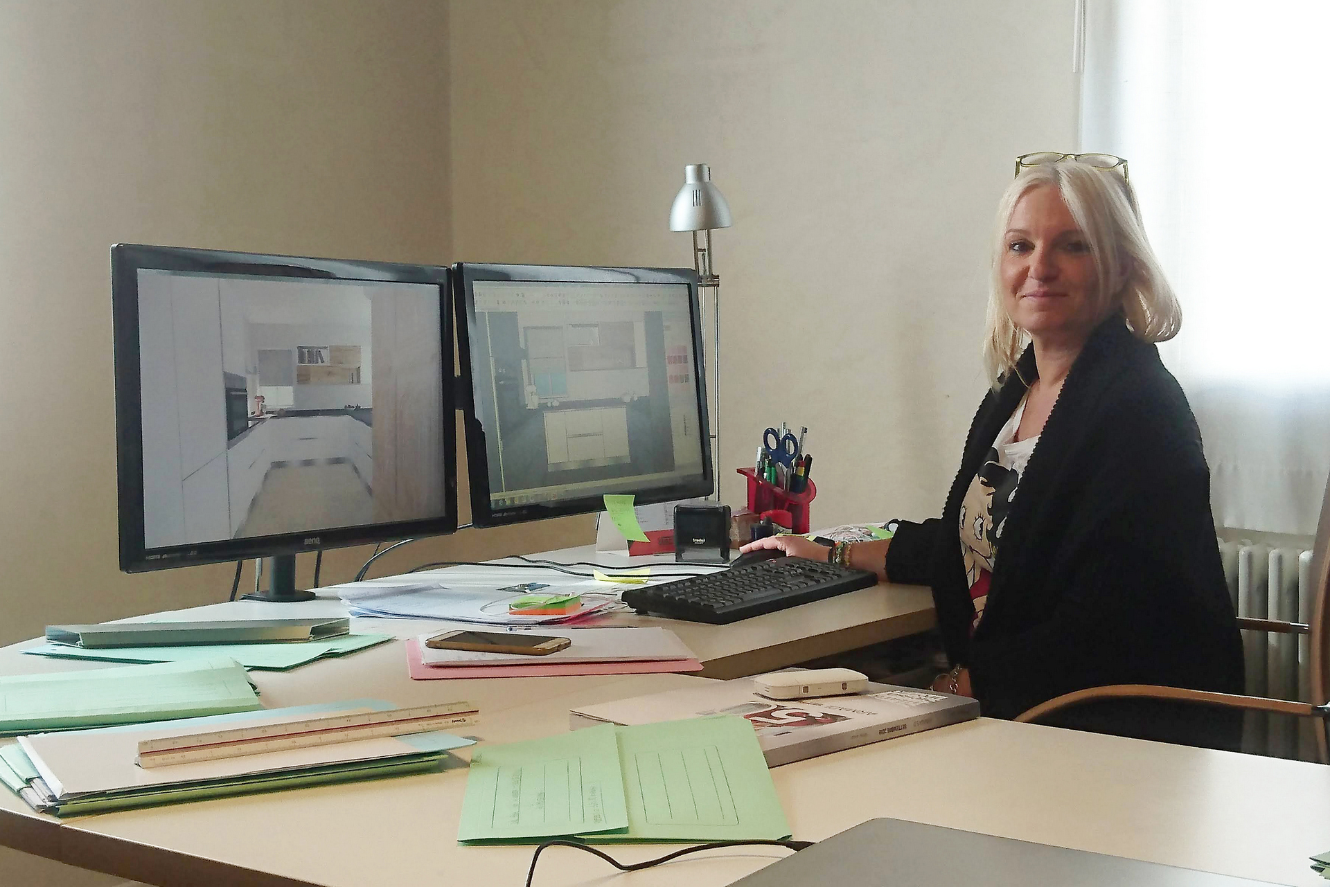Interior designer nel suo studio con SketchUp.